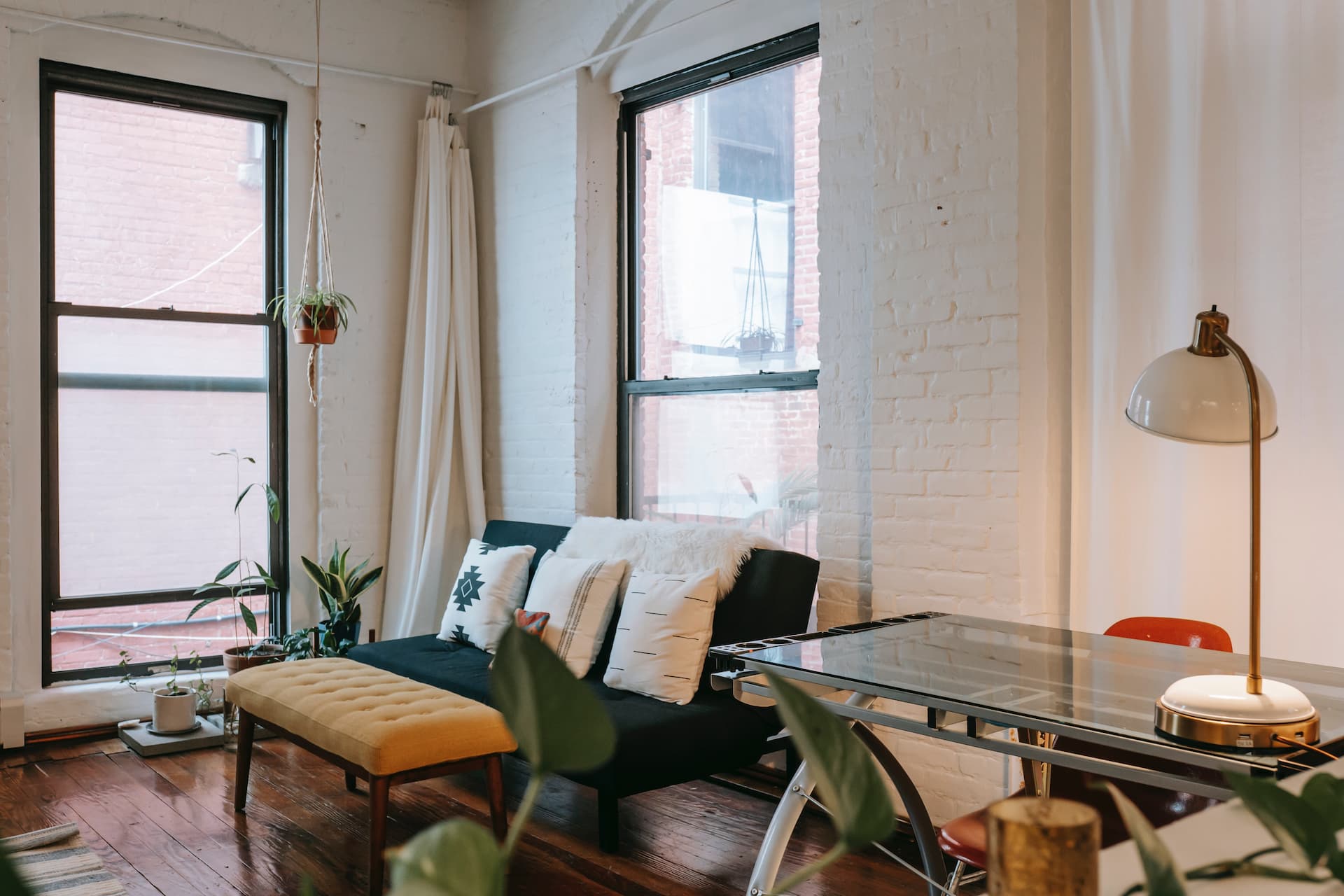 Salón decorado estilo industrial con pared de ladrillo visto